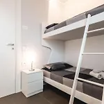 Amazhome - New Roomy Home&garden Apartment