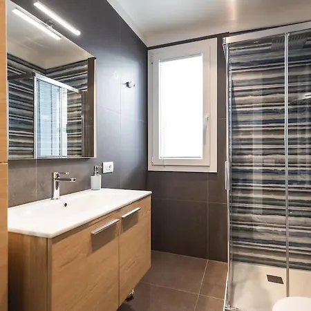 New Roomy & Garden Apartment *