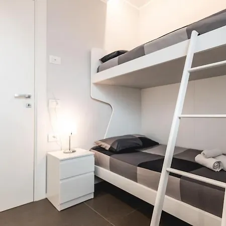 New Roomy & Garden Apartment